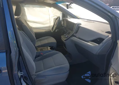 2015 Toyota Sienna Le 7 Passenger z USA, uszkodzony, nr VIN 5TDJK3DC1FS126443